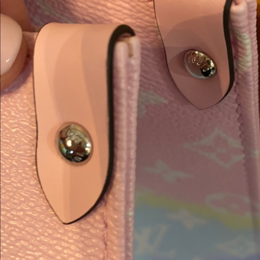 ❗️SOLD❗️💯%Authentic LV Escale pastel on the go - Picture 13 of 16